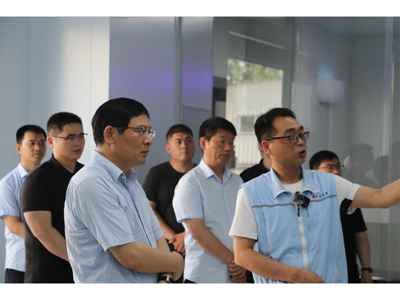 奮斗不止，追求卓 越